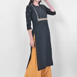 Span Women Green Geometric Yoke Design Thread Work Kurta image 3