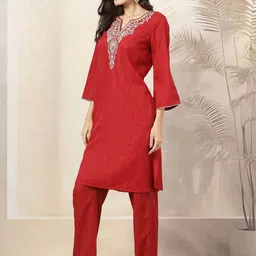 Nayam By Lakshita Floral Yoke Design Notch Neck Thread Work Straight Kurta with Trousers image 3