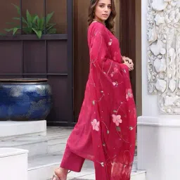 svaraa Women Floral Print Straight Kurta Set image 2