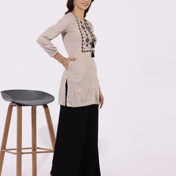 Women Straight Kurti with Embroidered Yoke image 3