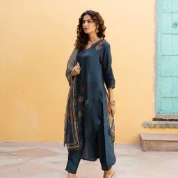 nehamta Women Floral Print Straight Kurta Set image 3