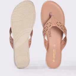 hi-attitude comfort Women Thong-Strap Wedges image 3