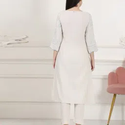 Women Floral Print A-Line Kurta image 4