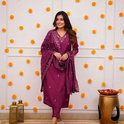 svaraa Women Embroidery Straight Kurta Set image 4