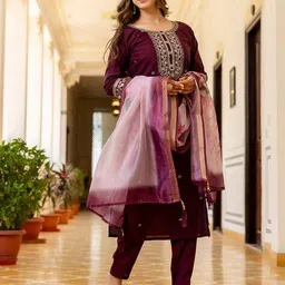 svaraa Women Embroidered Straight Kurta Suit Set image 4