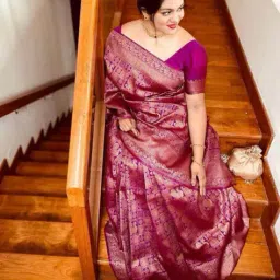 svaraa Women Banarasi Silk Saree with Contrast Border image 4