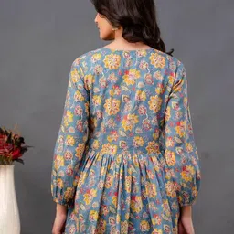 svaraa Women Floral Tunic image 4