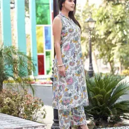 svaraa Women Floral Print Straight Kurta Set image 4