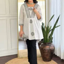 svaraa Women Embroidery Square Neck Tunic image 4