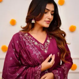 svaraa Women Embroidery Straight Kurta Set image 5