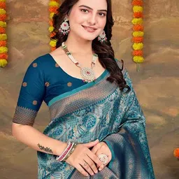 om shantam sarees Women Paisley Woven Saree with Contrast Border image 5