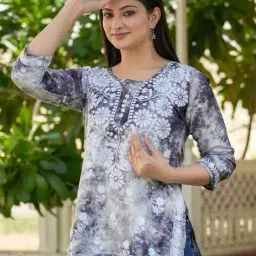 anushansa Women Embroidered A-Line Tunic image 1