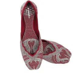 catbird Women Embroidered Slip-On Juttis image 1