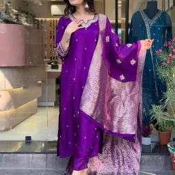 black scissor Women Embroidered Kurta Set image 1