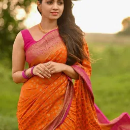 styleelite Women Kanjeevaram Woven Saree with Zari Accent image 2