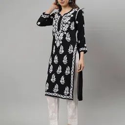 sevachikan Women Embroidered Straight Kurta Set image 2