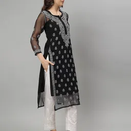 sevachikan Women Embroidered Straight Kurta image 2
