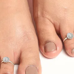 clara Silver Floral Toe Rings image 4