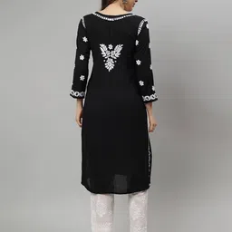 sevachikan Women Embroidered Straight Kurta Set image 4