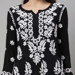 sevachikan Women Embroidered Straight Kurta Set image 5