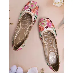 Jove Women White Embroidered Mojaris-image-34