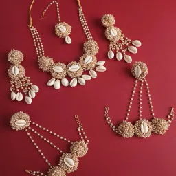 nmii Designer Kaudi Shell & Moti Pearls Gajra Jewellery Set For Bridal Women & Girls | Set of Necklace, Earring, Maang Tikka, Hand Bracelet with Ring | Perfect For Wedding, Haldi, Mehandi, Occasion image 4