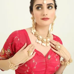 nmii Designer Kaudi Shell & Moti Pearls Gajra Jewellery Set For Bridal Women & Girls | Set of Necklace, Earring, Maang Tikka, Hand Bracelet with Ring | Perfect For Wedding, Haldi, Mehandi, Occasion image 2