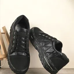 bucik Low-Top Round-Toe Shoes with Lace Fastening image 1