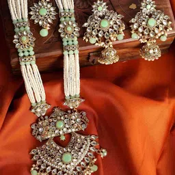 anika's creation Kundan-Studded Jewellery Set with Pearls Detail image 1