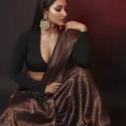 zikaraa Banarasi Saree with Floral Woven Motifs image 2