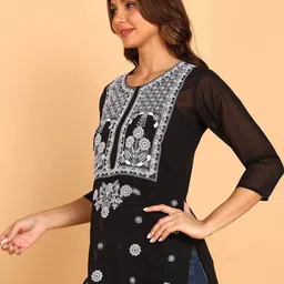 top n thread Women Embroidered No Darts Straight Tunic image 2