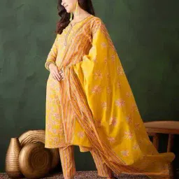 vastramyaa Women Floral Kurta Set image 2