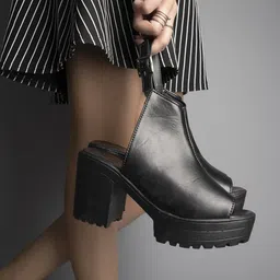 shoetopia Block Heeled Sandals with Buckle Fastening image 3