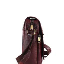 hileder Sling Bag with Metal Accent image 3