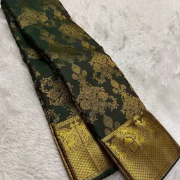 coco brown Women Floral Woven Kanjeevaram Silk Saree with Zari Border image 3