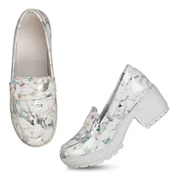 ishransh Women Round-Toe Slip-On Booties image 3