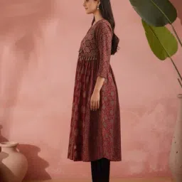 svaraa Women Floral Print Flared Kurta image 3