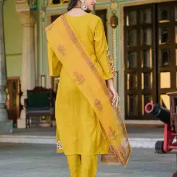 vintage colour Women Embroidered Straight Kurta Set image 3