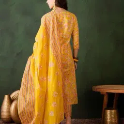 vastramyaa Women Floral Kurta Set image 3