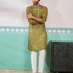 vastramay Men Embroidered Regular Fit Long Kurta with Mandarin Collar image 4