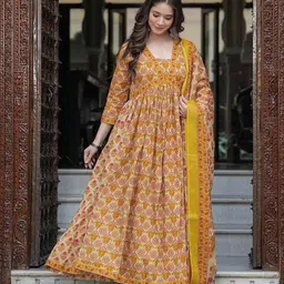 mizaz Women Floral Flared Kurta Set image 4