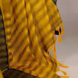 svaraa Saree With Contrast Border image 4
