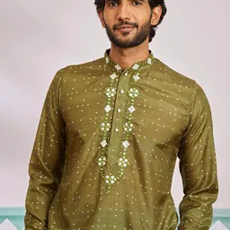 vastramay Men Embroidered Regular Fit Long Kurta with Mandarin Collar image 5
