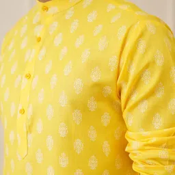 Jompers Floral Printed Mandarin Collar Sequinned Straight Kurta with Trousers image 2