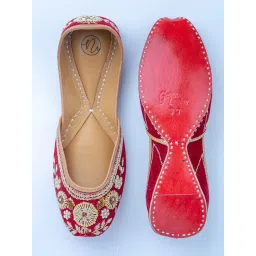 NR BY NIDHI RATHI Embellished Maroon Juttis image 4