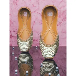 NR BY NIDHI RATHI Embellished Gold Juttis image 5