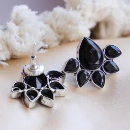 Ozanoo Women Silver-Plated Classic Studs Earrings image 4