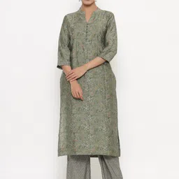 Do Dhaage Women Green Floral Printed Mirror Work Kurta with Trousers-picture-12