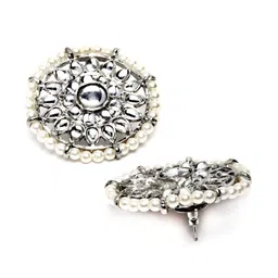 KARATCART Silver-Plated White Kundan Studded & Beaded Jewellery Set image 5