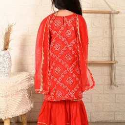 here&now x kinder kids Kinder Kids Girls Bandhani Printed Pure Cotton Straight Kurta With Sharara & Dupatta image 3